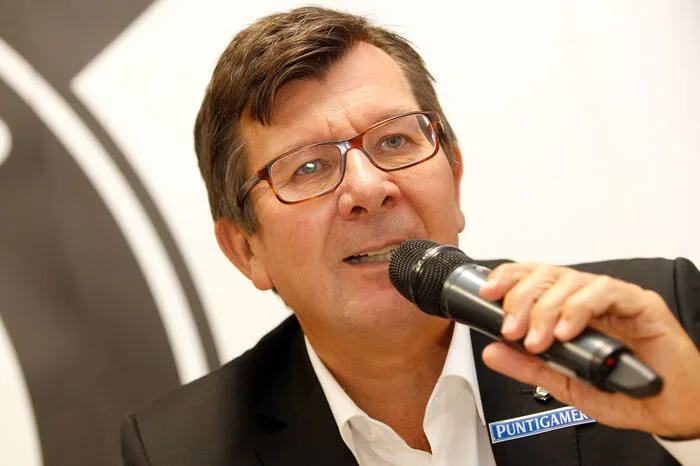 Ernst Wustinger, Honorarkonsul für Italien: "Ich finde es schön, dass wir gegen unsere Nachbarn spielen. Als Honorarkonsul halte ich mich heraus und schlage mich auf keine Seite, der Fußball ist rund und der bessere soll gewinnen. Aber ich glaube, dass Italien Europameister werden könnte: Es ist eine kompakte, richtige Mannschaft geworden,  die Unstimmigkeiten der letzten Jahre sind überwunden. Tipp für das Spiel am Samstag kann ich leider keinen abgeben."