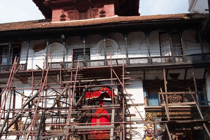 Die zerstörten Tempel und Schreine in Nepal sollen nach dem verheerenden Erdbeben vor einem Jahr so schnell wie möglich wieder aufgebaut werden, wie Nepals Premierminister K.P. Sharma Oli versicherte. Und ...