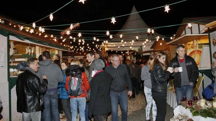Der Adventmarkt der Therme Loipersdorf am Vorplatz lädt bis Samstag 18.Dezember dazu ein...