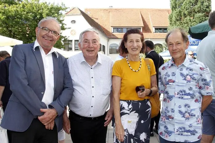 Viele Besucher genossen die kulinarischen Genüsse und Begegnungen vor Ort bis in die späten Abendstunden.