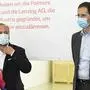 Palmers-Vorstand Luca Wieser und Lenzing CEO Stefan Doboczky (r.) bei der Präsentation der Palmers und Lenzing AG zum 'Start einer Maskenproduktion' 