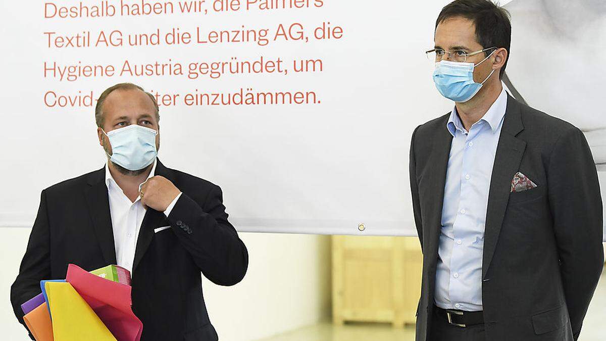Palmers-Vorstand Luca Wieser und Lenzing CEO Stefan Doboczky (r.) bei der Präsentation der Palmers und Lenzing AG zum 'Start einer Maskenproduktion' 