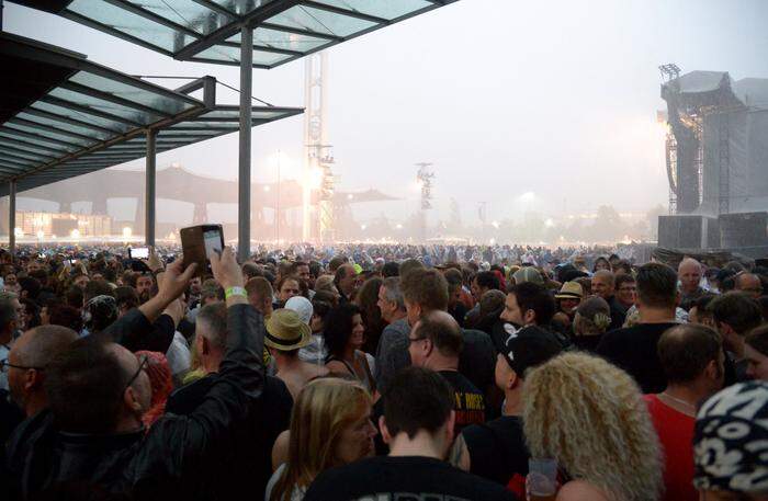 Tausende Guns N'Roses-Konzertbesucher wurden in benachbarte Messehallen gebracht, weil der Auftritt in Hannover aufgrund des Unwetters unterbrochen werden musste