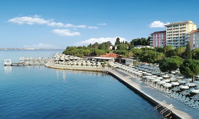 Der exklusive Meduza-Strand besticht mit Sauberkeit und klarem Wasser