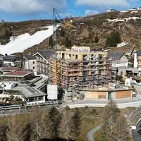 Noch umgibt das 4-Sterne-Superior-Hotel auf der Gerlitzen ein Baustellengerüst