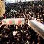Die Särge von General Soleimani und dem ebenfalls getöteten Paramilitärchef Abu Mahdi al-Muhandis werden durch die Straßen getragen