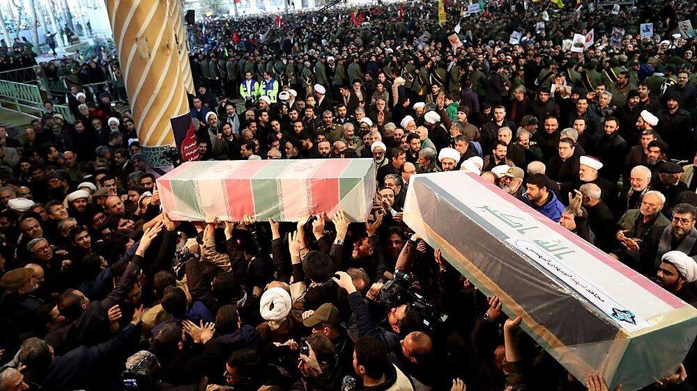 Die Särge von General Soleimani und dem ebenfalls getöteten Paramilitärchef Abu Mahdi al-Muhandis werden durch die Straßen getragen