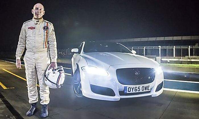 Le-Mans-Sieger Andy Wallace führte den Jaguar XJ nachts auf der Rennstrecke aus
