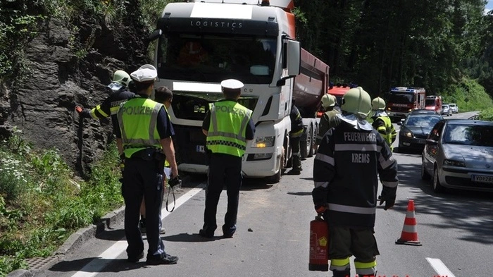 Nachdem er aufs Bankett geraten war, touchierte ein Sattelschlepper mehrere Felsen und schlitterte rund 70 Meter die Böschung entlang.