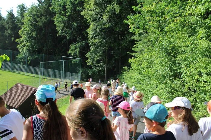 Sogleich stürmten hunderte Kinder und deren Eltern den neuen Spielplatz