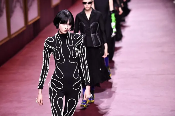 Maria Grazia Chiuri schickte ihre Models mit futuristischer Technik auf den Laufsteg. Die berühmte ...