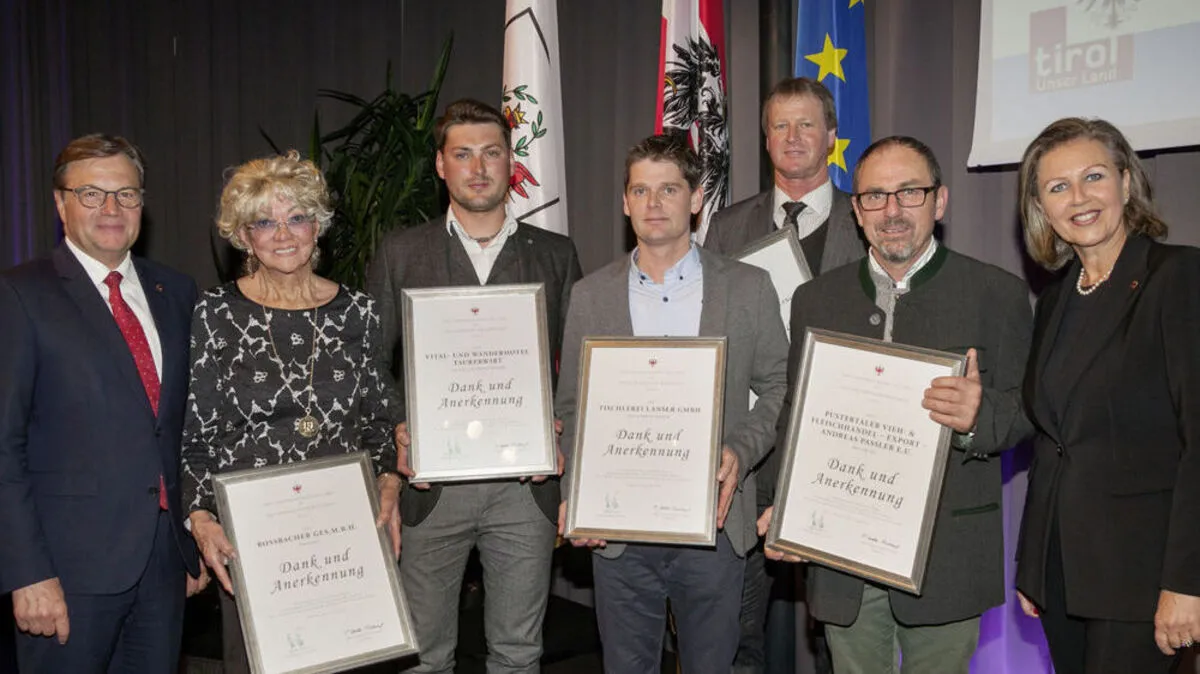 LH Günther Platter und Wirtschaftslandesrätin Patrizia Zoller-Frischauf mit den Vertreterinnen der fünf Traditionsbetriebe aus dem Bezirk Lienz