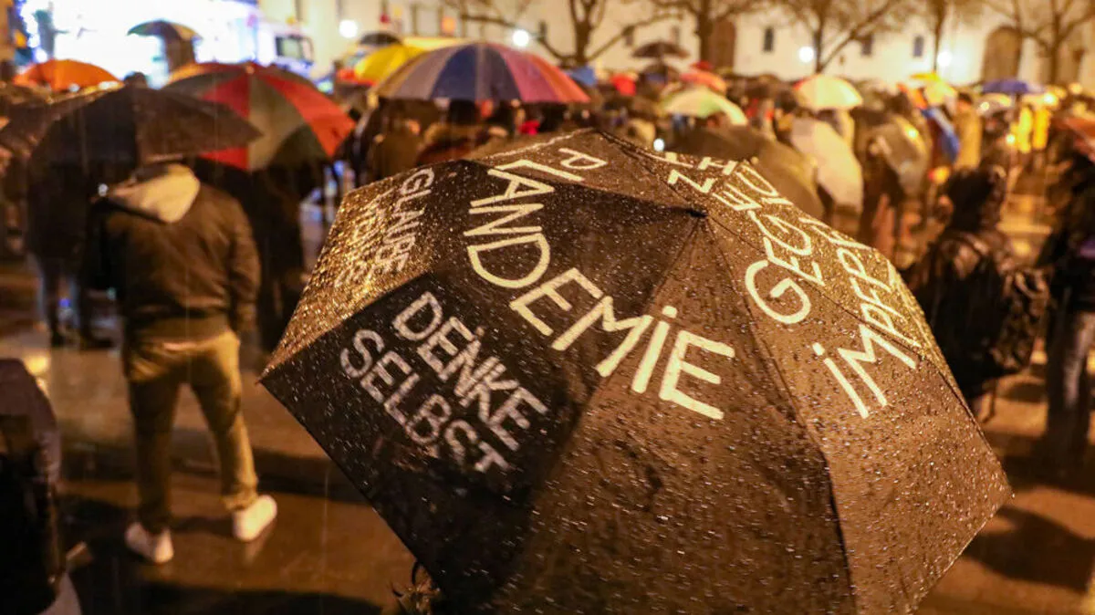 Viele glauben sich in einer "Plandemie" - einer inszenierten oder künstlich produzierten Pandemie.