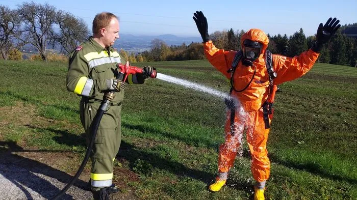 Zwei Einsatzkräfte der FF Ligist konnten mit Atemschutz in die Güllegrube gelangen.