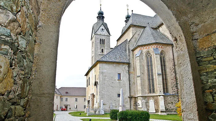 Im Maria Saaler Dom hängt die berühmteste Glocke Kärntens, die „Maria Saalerin“. Ihr Geläut ist in Fis gestimmt