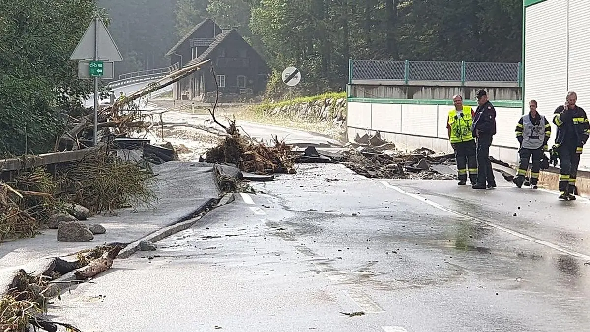 Die B72 wurde stellenweise unterspült
