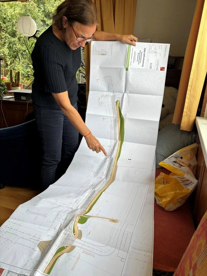 Elisabeth Trager studiert einen Ausschnitt der Baupläne für den geplanten Fahr- und Radweg