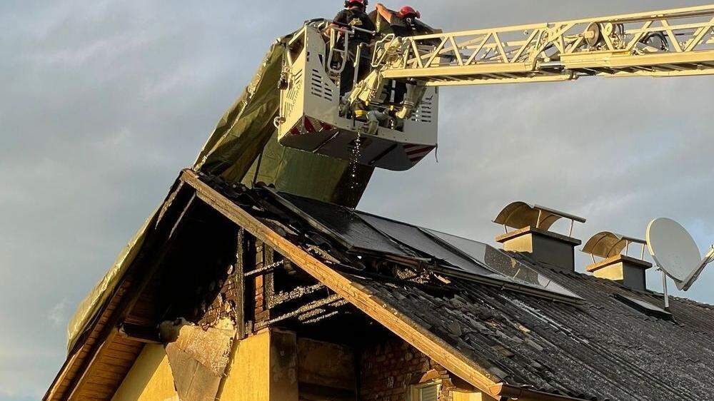 Die Feuerwehr hatte den Brand im Dachstuhl rasch gelöscht