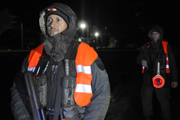 Auch bei Nacht und Regen wird der Objektschutz plangemäß durchgeführt.
