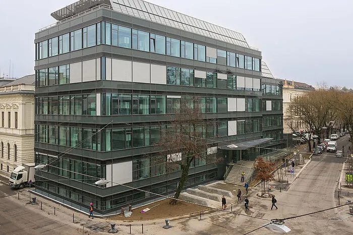 Die Sanierung des Chemiegebäudes am Sonnenfelsplatz an der Karl-Franzens-Universität schlug sich mit 45 Millionen Euro zu Buche und verschaffte dem Gebäude und dem Platz einen neuen „Look“.