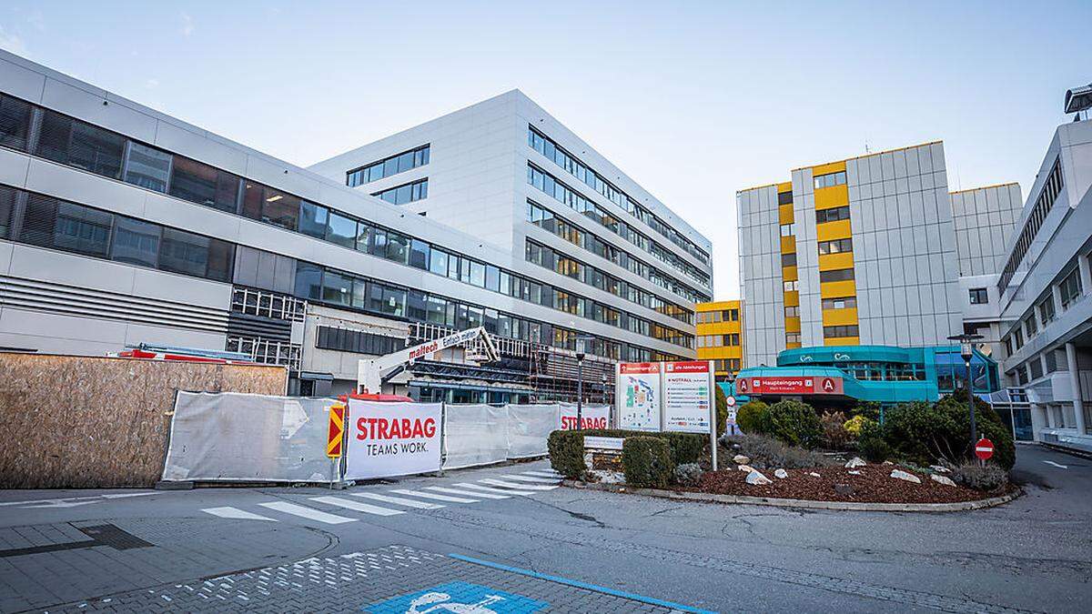 Seit 2017 wird das LKH Villach umgebaut, Baustufe 1 im Vorjahr abgeschlossen, Phase 2 mit dem Neubau West und dem Umbau der Medizinischen Abteilung im Anschluss begonnen 