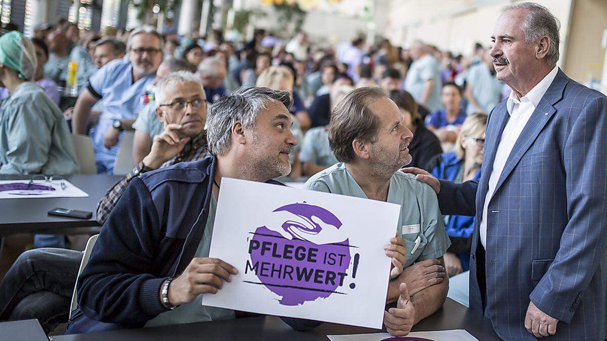 Zentralbetriebsrat Arnold Auer bei der Betriebsversammlung am Klinikum Klagenfurt