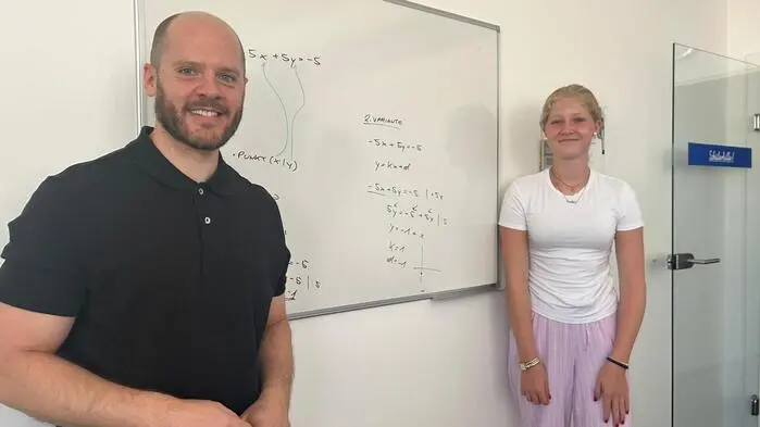 Anna Wabnegg ist seit dem Frühjahr Nachhilfeschülerin der Schülerhilfe Deutschlandsberg. Im Sommer holt sie bei Nachhilfelehrer Patrick Rappold den Mathematikstoff nach
