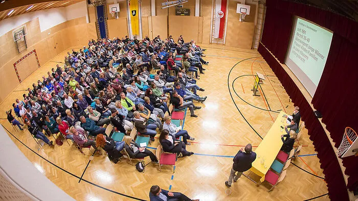 Über 200 Bürger kamen zum Infoabend nach Virgen