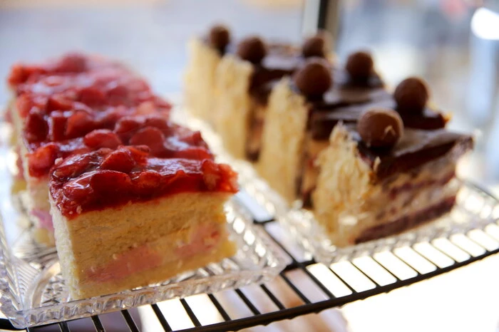 Und es gibt nicht nur Bier in der gemütlichen Halle. Verschiedene Cafe-Spezialitäten und diverse Mehlspeisen, wie Kardinalschnitte oder die St. Veiter Torte, sind eine der Gründe, warum die Wiesenmarktbesucher im Bierstüberl bei Kurti gerne einkehren. 