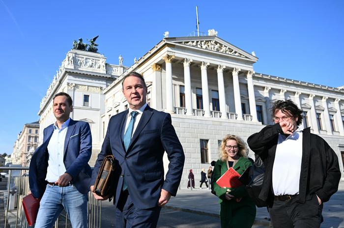 Ein Katzensprung zum Sondierungstreffpunkt: SPÖ-Chef Andreas Babler mit seinem Team