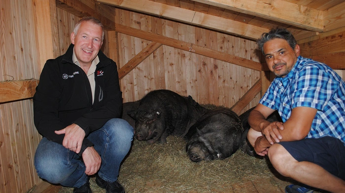 Präsident Hannes Mattersdorfer (links) und Tierheimleiter Jorge Montiel sind froh, dass die Reise für die Tiere nun beendet ist . . . 