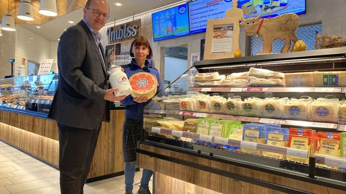 Petschar mit Marktleiterin Monika Wernig in der Genuss-Meierei Villach