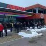 Lange Warteschlange vor dem Cineplexx, weil es zu Beginn Abstimmungsprobleme gab
