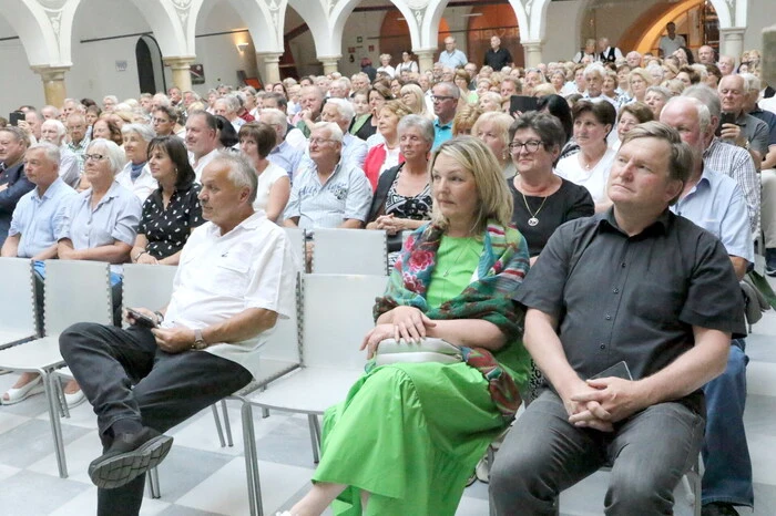 Im übervollen Saal gesichtet wurden unter anderen Stiftspfarrer Christian Stromberger (rechts), Siegfried Ehrlich, Bezirksobmann des Sängergaues St. Veit/Feldkirchen mit Stellvertreter Franz Kostwein, Bildungswerk-Bezirksobmann Karl Huber, Religionslehrerin Ines Felsberger sowie die beiden ehemaligen Schuldirektoren Erich Petschacher und Ewald Prieger. 