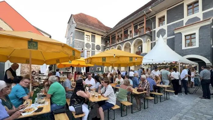 Letzten Samstagabend lud die FPÖ-Stadtpartei Fürstenfeld zu ihrem traditionellen Sommernachtsfest in den Innenhof der Pfeilburg. 
