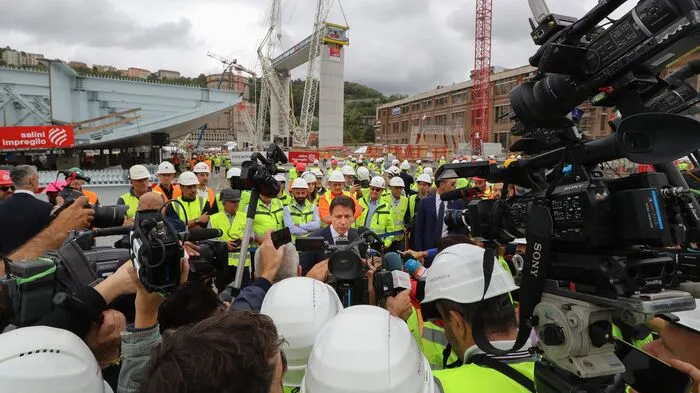 Bei einer Zeremonie im Beisein des italienischen Premiers Giuseppe Conte haben am Dienstag in Genua die Bauarbeiten für die Errichtung der neuen Brücke begonnen.