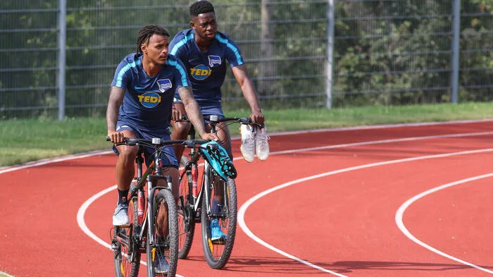 Die Strecke vom Hotel zum Training in die Athletic Area legten die Spieler (hier Valentino Lazaro und Jordan Torunarigha) per Mountainbike zurück.