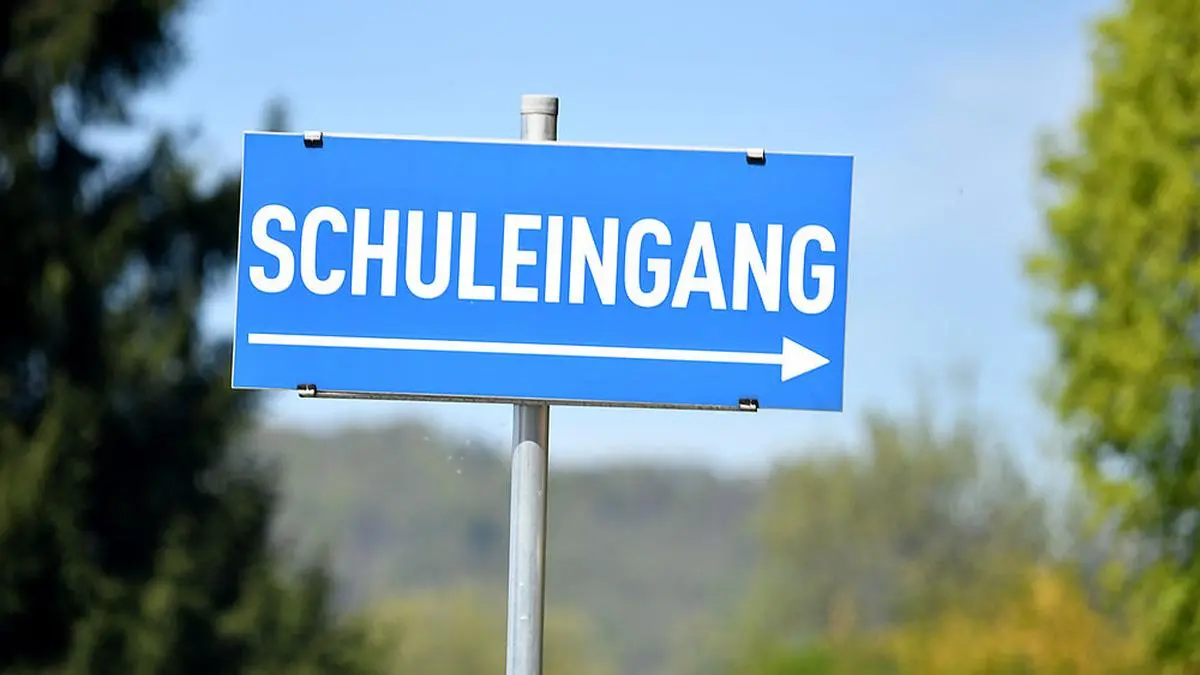 ABD0110_20200416 - SALZBURG - ÖSTERREICH: ZU APA0172 II VOM 16.04.2020 - Ein Schild mit dem Hinweis "Schuleingang" am Donnerstag, 16.April 2020, in Salzburg. Über die genaue Ausgestaltung der Öffnung der Schulen nach dem Rückgang der Zahl der Coronavirus-Infizierten sind sich Experten wie auch die Staaten uneinig. - FOTO: APA/BARBARA GINDL
