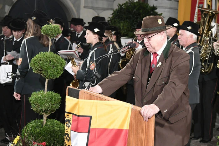 Siegfried Cesar, Bezirksobmann des Kärntner Abwehrkämpferbundes, erinnerte an die Volksabstimmung von 1920 und führte pointiert durch das Festprogramm im Schlosshof von Porcia in Spittal.