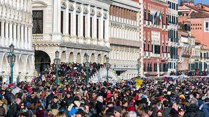 Urlaubserlebnis? Kollektives Durch-die-Stadt-Drängeln in Venedig