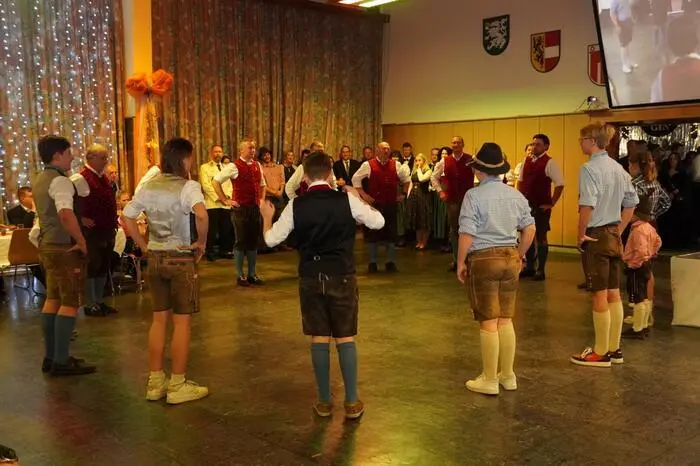 Die Lendorfer Schuhplattler eröffneten den Ball