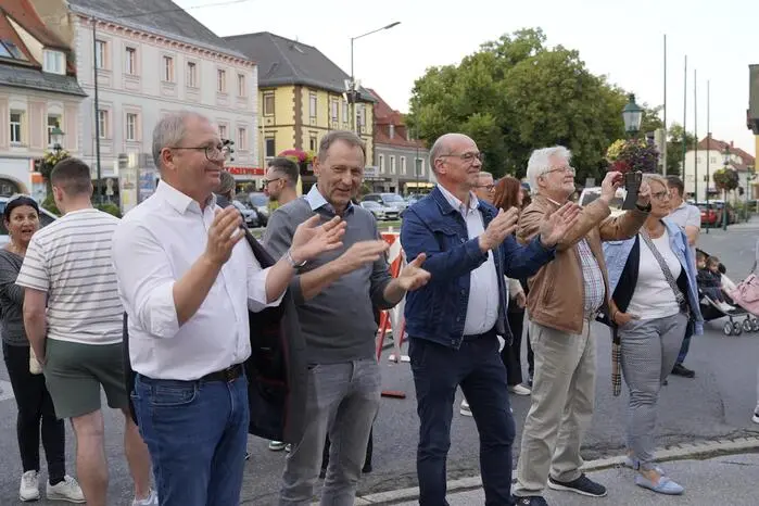 Der Michaeliplatz war wie bei den vergangenen Konzerten bis auf den letzten Platz gefüllt (hier im Bild: Bürgermeister Bernd Osprian, 1.v.l.) und sein Vize Kurt Christof, 2.v.l.).