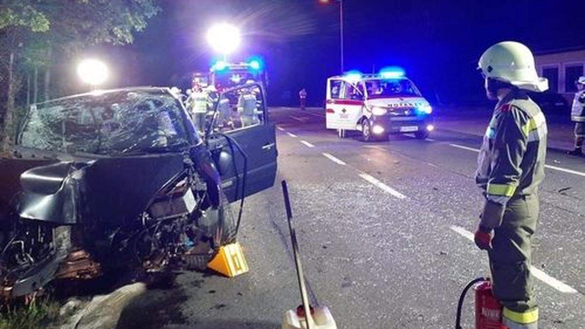 Der Lenker war mit dem Auto gegen ein Baum geprallt