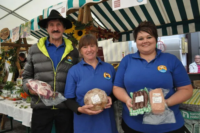 Die Lammfleisch-Produzenten Josef Zlöbl senior, Maria Winkler und Patricia Zlöbl haben bei ihrem Stand alles für den Genuss zu Hause.