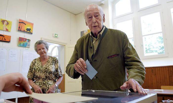 Frankreichs Alt-Präsident Valery Giscard d'Estaing und seine Frau anne-Aymone wählten im zentralfranzösischen Authon 