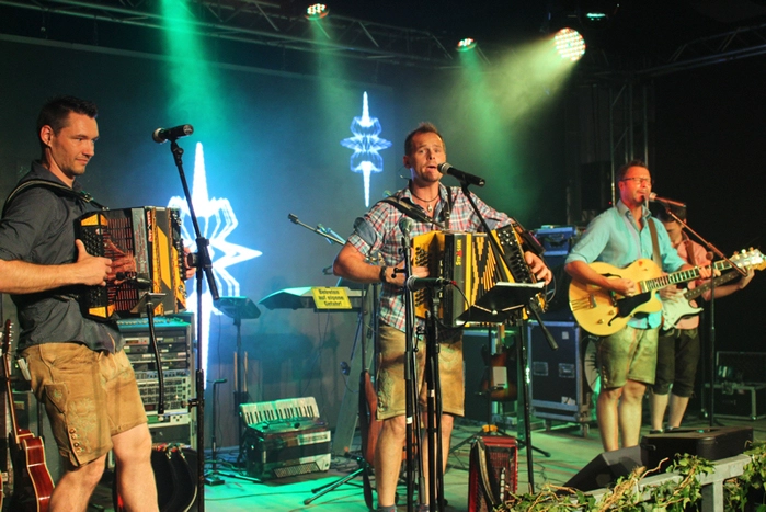 Viele Musikgruppen sorgten beim zweiten Krochledernen-Fest in Bärnbach für gute Stimmung. Der „Sulmtal Express“, „Rosenherz“, „Cäpt´n Klug & die Zwergsteirer“,“ die Zirbitzbuam“ luden zum Tanzen ein und Moderator Daniel Düsenflitz führte gekonnt durch das Programm.