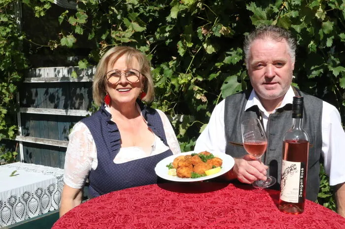 Bauernbackhendlverein-Obfrau Iris Stromberger und Ehemann Franz Krinner freuten sich über viele Gäste.