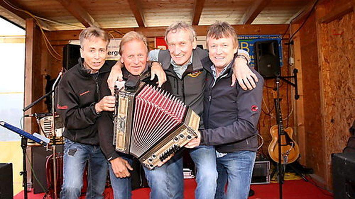 Valentin Stubinger (Zweiter von rechts) wird mit dem Kärntner Skilehrer Trio für Stimmung sorgen