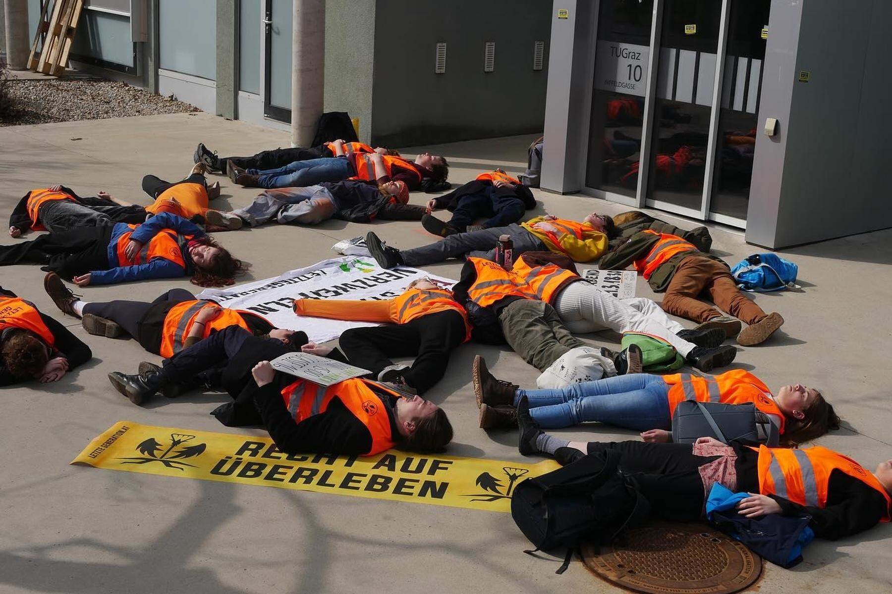 „Letzte Generation“ am Boden: Klimaaktivisten legten sich symbolisch reglos vor der TU Graz nieder