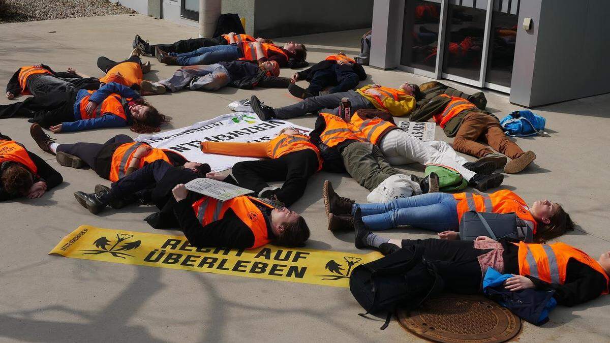Die Klimaaktivisten am Boden vor der TU Graz
